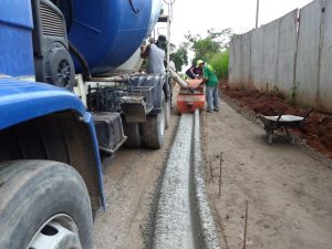 máquinas e homens trabalhando na estrada leme, no jardim pioneiro