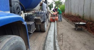máquinas e homens trabalhando na estrada leme, no jardim pioneiro