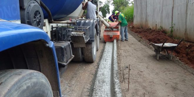 máquinas e homens trabalhando na estrada leme, no jardim pioneiro