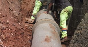 homens trabalhando na instalação de tubos para captação de águas pluviais