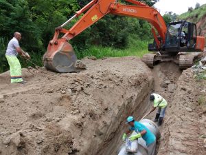 máquinas e homens trabalhando em obras na estrada das pitas