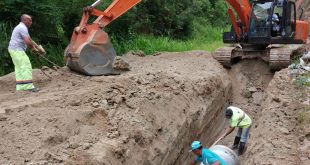 máquinas e homens trabalhando em obras na estrada das pitas