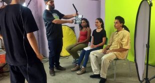 alunos de cotia preparam gravação de imagens com três pessoas sentadas em frente à câmera