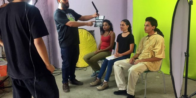 alunos de cotia preparam gravação de imagens com três pessoas sentadas em frente à câmera