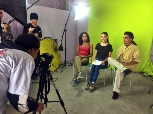 alunos de cotia preparam gravação de imagens com três pessoas sentadas em frente à câmera