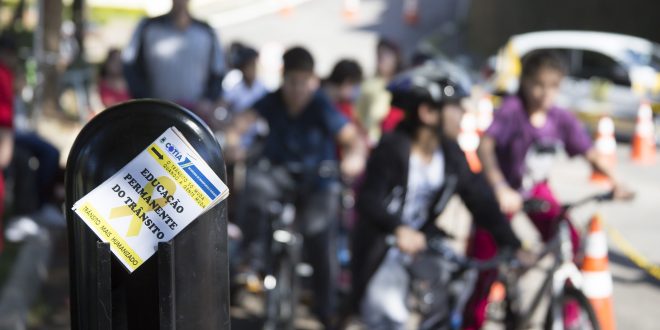 panfleto sobre educação no trânsito cravado em uma estrutura em calçada de cotia