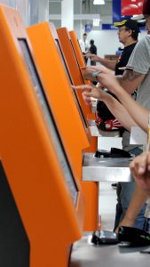 totens de autoatendimento do poupatempo sendo manipulados por usuários