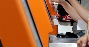 totens de autoatendimento do poupatempo sendo manipulados por usuários