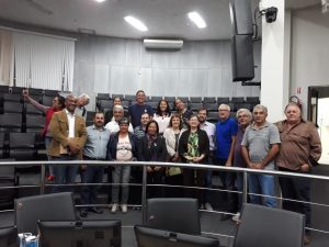 alexandre pierroni posa com participantes de audiência pública