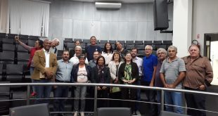 alexandre pierroni posa com participantes de audiência pública