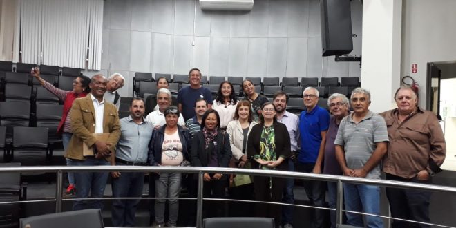 alexandre pierroni posa com participantes de audiência pública