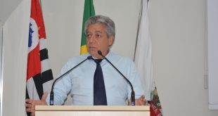 vereador josé luiz discursando na tribuna da câmara de são roque