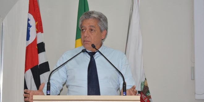 vereador josé luiz discursando na tribuna da câmara de são roque