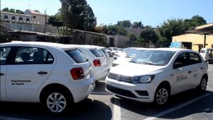 veículos da saúde de são roque estacionados lado a lado