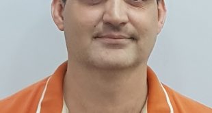 arthur boccato posa para foto; somente seu busto é mostrado