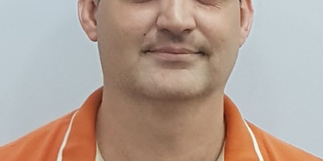 arthur boccato posa para foto; somente seu busto é mostrado