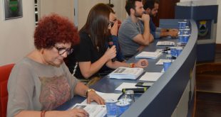 autoridades sentadas à mesa diretora da audiência pública