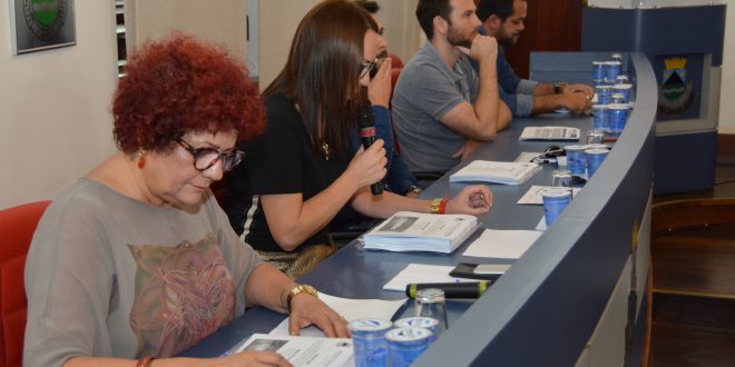 autoridades sentadas à mesa diretora da audiência pública