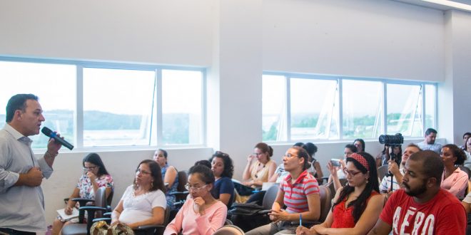 auxiliares reunidos em auditório ouvindo o prefeito rogerio franco