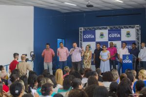 prefeito rogerio franco e autoridades no palco
