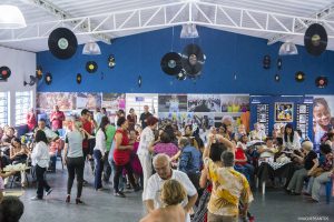 idosos dançando em baile