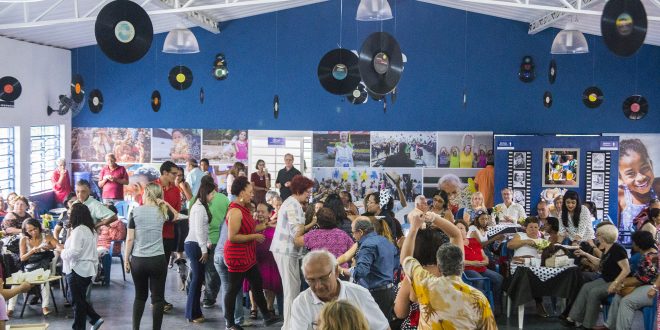 idosos dançando em baile