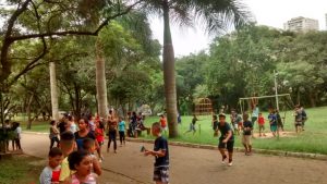 alunos do cca clarisse passeiam pelo parque raposo tavares
