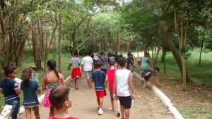 alunos do cca clarisse passeiam pelo parque raposo tavares