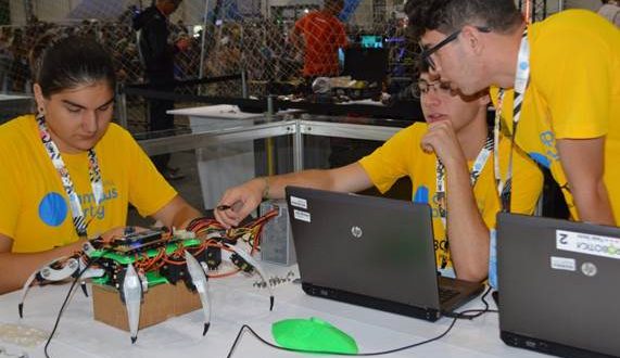 aluos do centro paula souza trabalhando em projeto na campus party