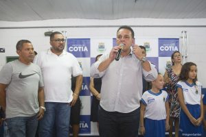 prefeito discursa em palanque com paulinho lenha, marcinho prates e alunos de cotia