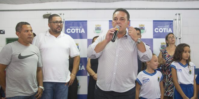 prefeito discursa em palanque com paulinho lenha, marcinho prates e alunos de cotia