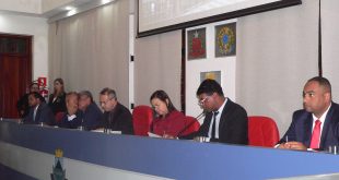 vereadores na mesa diretora da câmara de cotia durante sessão