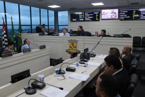 vereadores reunidos para sessão na câmara de carapicuíba