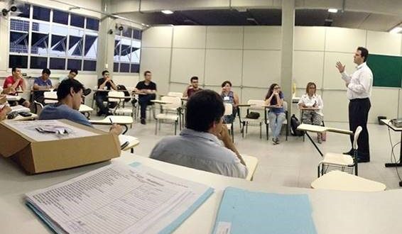 Participantes do programa reunidos em sala de aula