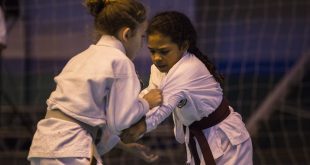 duas jovens karatecas disputando uma partida