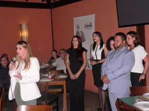 Marília Valença discursando com sua equipe ao lado