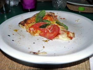 uma fatia de pizza marguerita
