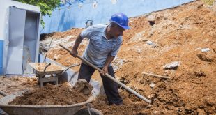 homem trabalhando em obra do muro