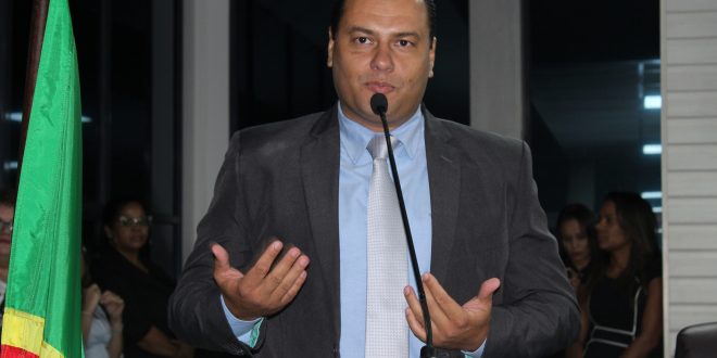 presidente guto discursa na tribuna da câmara de carapicuíba