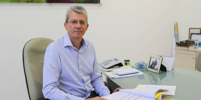 prefeito paulo barufi posa para foto sentado à sua mesa