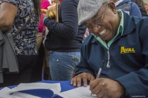 homem sorridente preenchendo formulário