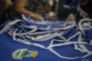 credenciais dispostas em mesa