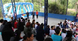 quadra sendo usada enquanto outros alunos assitem