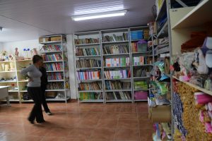 biblioteca com estantes cheias de livros