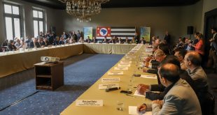 autoridades reunidas em 'u' para discutir o pdui
