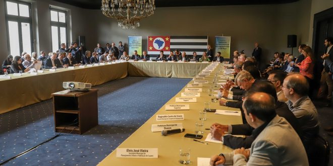 autoridades reunidas em 'u' para discutir o pdui
