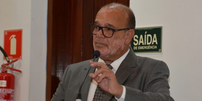 vereador tagarela discursando na tribuna da câmara de cotia