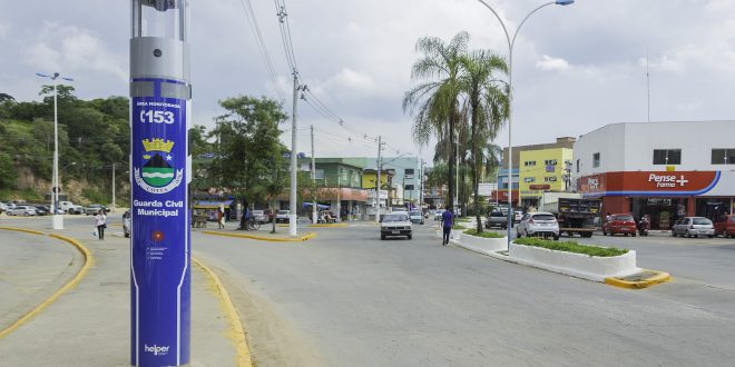 um dos vários totens de segurança instalados pela cidade de cotia