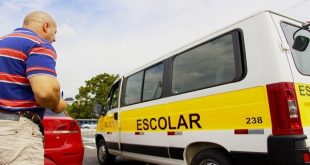 homem caminha em direção a uma vã escolar de carapicuíba