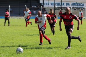 jogadores do XI Garotos e do Rubro Negro disputam uma partida
